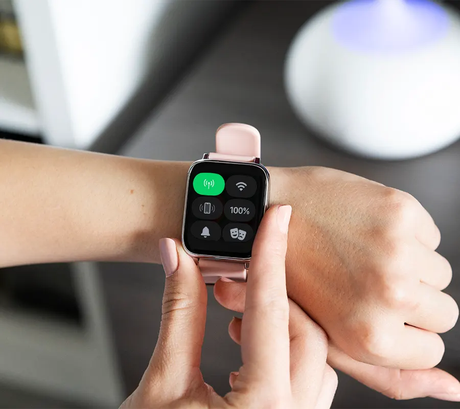 Bluetooth sign displaying on an iWatch worn by a girl